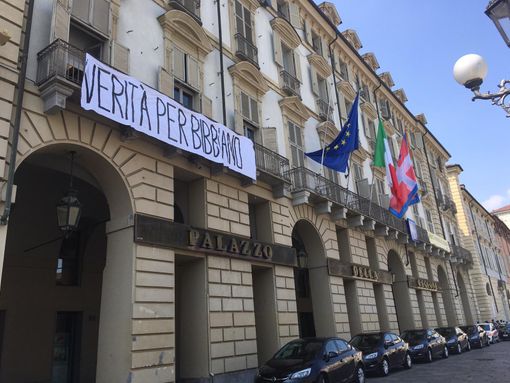 &quot;Verità per Bibbiano&quot;, la Regione Piemonte espone lo striscione: &quot;Invito a fare luce&quot;