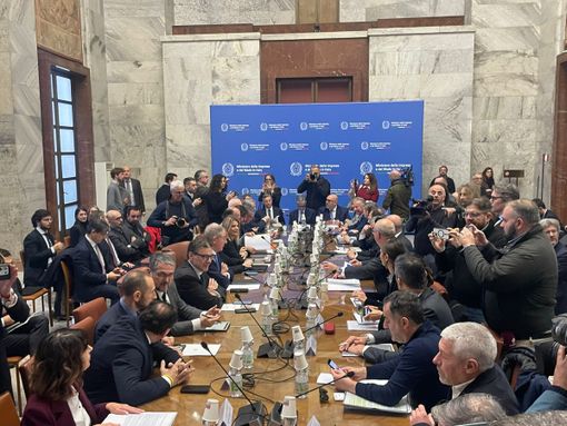 riunione al Mimit con tante persone intorno al tavolo riunione al Mimit con tante persone intorno al tavolo