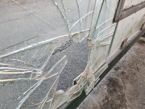 Vandali in azione ad Orbassano, distrutta la pensilina del bus in circonvallazione