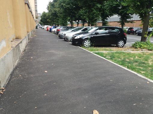 Dopo due anni di proteste, rinasce il marciapiede di via Veglia