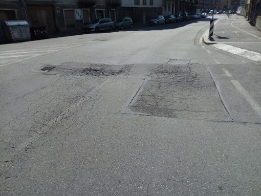 Via Aosta, il manto stradale è dissestato: “Occorre un intervento urgente”