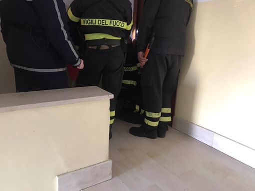 Bambino di sei mesi bloccato in casa, polizia locale di Nichelino e Vigili del Fuoco mettono in salvo lui e la famiglia