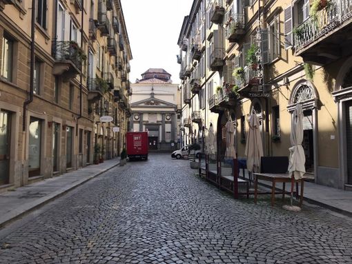“In vendita o in affitto”: il deserto di via della Misericordia un esempio di pedonalizzazione fallita in centro [FOTO]
