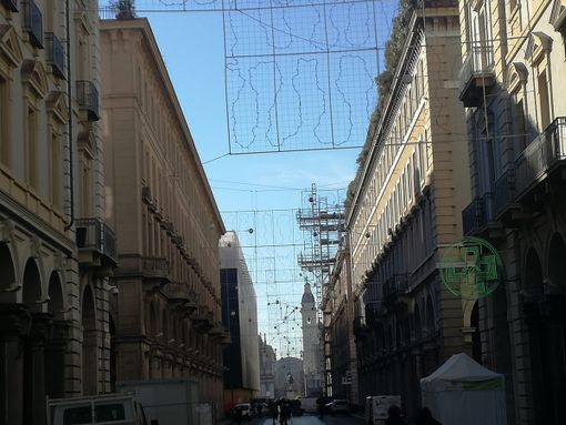 via Roma con addobbi natalizi