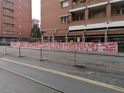 Via Genova, nella notte compare uno striscione: &quot;Non perdoniamo, non dimentichiamo&quot;