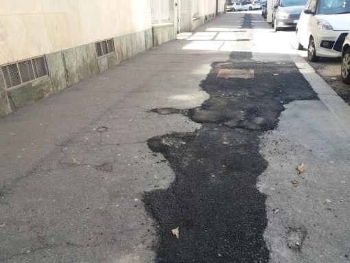 Via Montevideo, presto il livellamento del marciapiede lasciato "in sospeso"