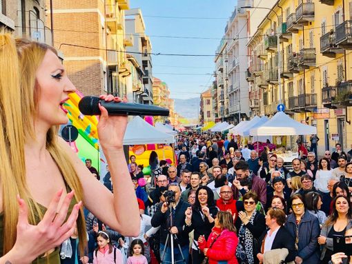 Via Stradella, la festa di via è un grande successo: stand, esibizioni e giochi animano la periferia Via Stradella, la festa di via è un grande successo: stand, esibizioni e giochi animano la periferia