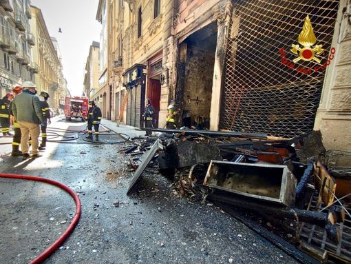 “Siamo scappati di corsa, il fumo nero saliva dalle scale”: la testimonianza degli evacuati dell’incendio di via Santa Teresa [FOTO e VIDEO]