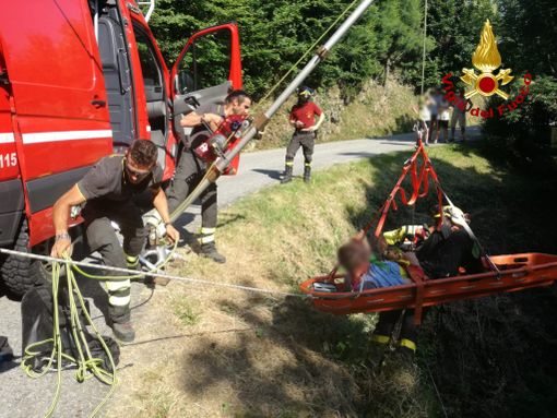 Corio, i Vigili del Fuoco soccorrono un uomo caduto in un dirupo (FOTO)