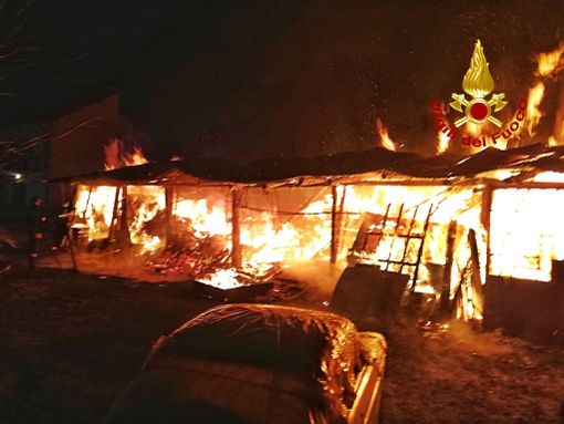 Rogo a Sant'Antonino di Susa: bruciano alcuni cassonetti e un vicino laboratorio artigianale Rogo a Sant'Antonino di Susa: bruciano alcuni cassonetti e un vicino laboratorio artigianale