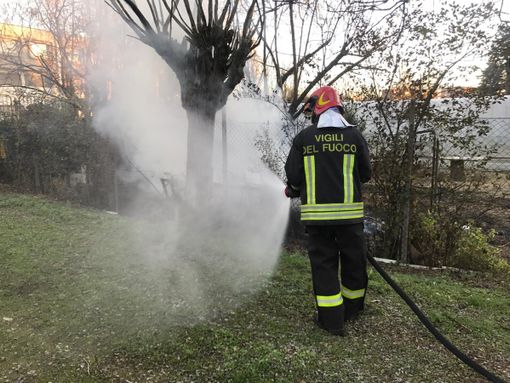 Nichelino, bruciando sterpaglie nell'orto provoca un incendio: multato di 400 euro (VIDEO)