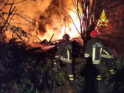 Avigliana, a fuoco una catasta di legno: pompieri al lavoro per cinque ore nella notte