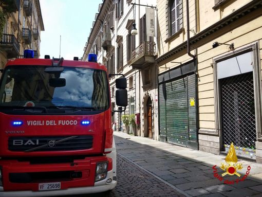Fuga di gas in via Carlo Alberto: vigili del fuoco evacuano palazzina di tre piani Fuga di gas in via Carlo Alberto: vigili del fuoco evacuano palazzina di tre piani