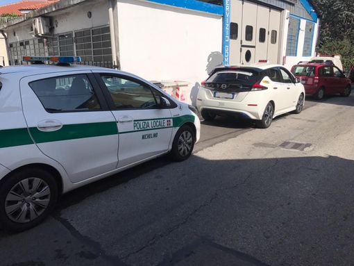 Nichelino, taxi facendo retromarcia investe pedone