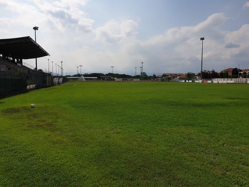 Volpiano, rifacimento in erba sintetica per i campi da calcio di via San Grato