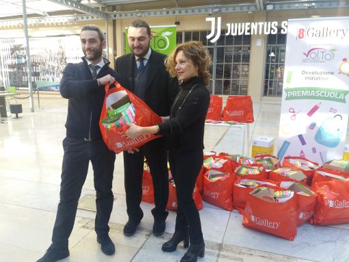 8Gallery fa rete col volontariato: kit scolastici donati alle associazioni (FOTO e VIDEO)