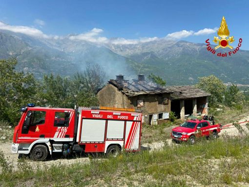 Bussoleno, a fuoco un edificio in disuso: intervengono i vigili del fuoco