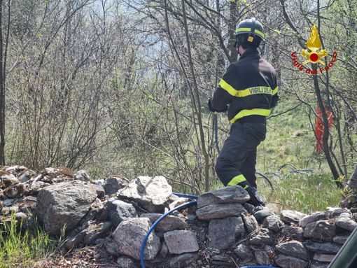 Incendio nei boschi sopra Chianocco: vigili del fuoco in azione