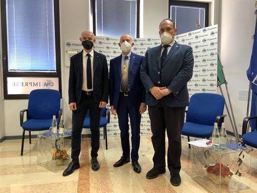 persone in piedi con mascherina