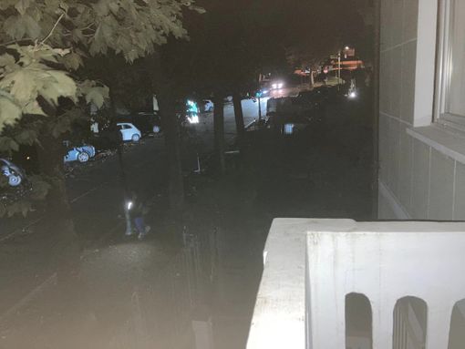 Lampioni guasti, a Moncalieri i passanti si aggiustano con la luce dei telefoni Lampioni guasti, a Moncalieri i passanti si aggiustano con la luce dei telefoni