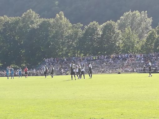 Due volte Dybala, un autogol e Cuadrado di tacco: festa Juve a Villar Perosa con la classica invasione dei tifosi