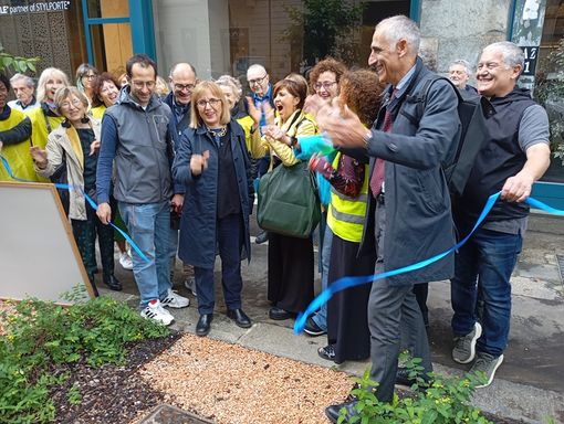Via Calandra, inaugurata la nuova aiuola dedicata all’ambiente e alla cultura Via Calandra, inaugurata la nuova aiuola dedicata all’ambiente e alla cultura