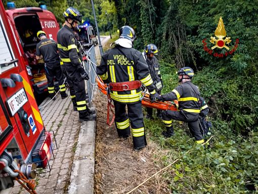 Auto precipita lungo una scarpata : Vigili del fuoco in azione a Baldissero