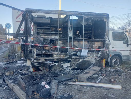 Incendio devasta il furgone di un paninaro, un uomo di 39 anni in ospedale Incendio devasta il furgone di un paninaro, un uomo di 39 anni in ospedale