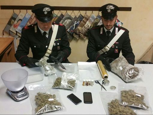 Un chilo di marijuana nascosta in camera da letto: arrestato un 19enne