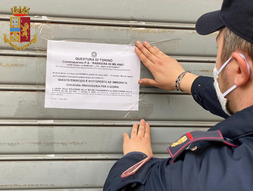 Clienti mangiano tranquillamente al tavolo: chiusura immediata per un ristorante