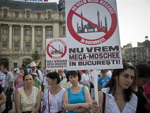 Un'immagine della protesta di Bucarest contro la costruzione della moschea Un'immagine della protesta di Bucarest contro la costruzione della moschea
