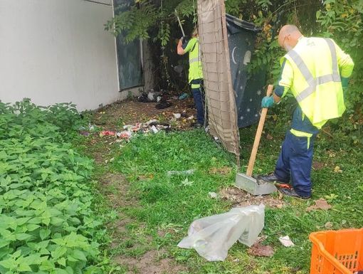 Abusivi si accampano con le tende in un giardino di via Cigna: sgomberati dopo le denunce dei residenti
