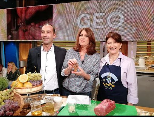 Loris Caretto con la conduttrice Sveva Sagramola e la maestra di cucina Giovanna Ruo Berchera