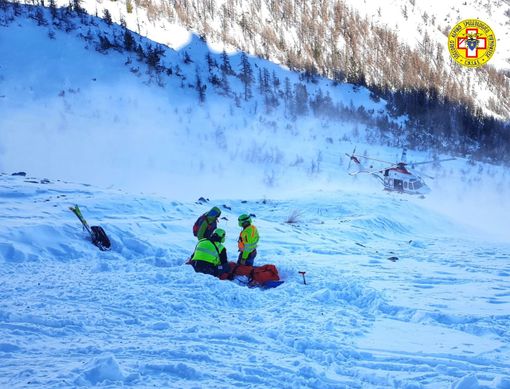 Bardonecchia, soccorritori salvano uno scialpinista travolto