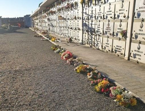 cimitero beinasco vandalizzato