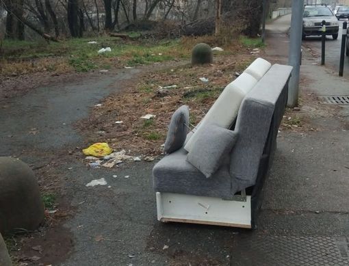 Moncalieri, 'furbetti dei rifiuti' di nuovo in azione: divano abbandonato in via Sestriere Moncalieri, 'furbetti dei rifiuti' di nuovo in azione: divano abbandonato in via Sestriere