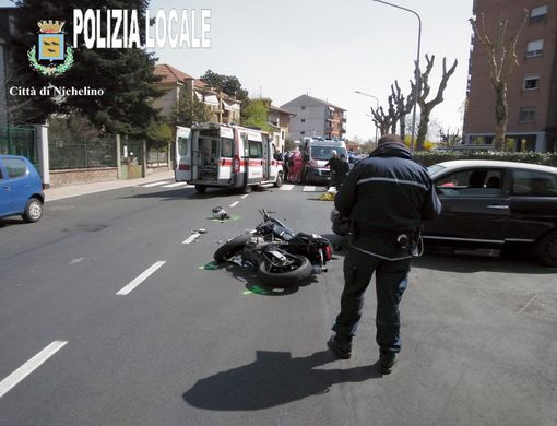 Nichelino, non rispetta lo stop e provoca incidente con un motociclista: il centuauro in gravi condizioni al Cto