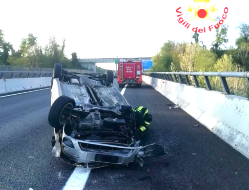 Dopo lo scontro si ribalta in autostrada: un ferito in un incidente sulla Torino-Savona Dopo lo scontro si ribalta in autostrada: un ferito in un incidente sulla Torino-Savona