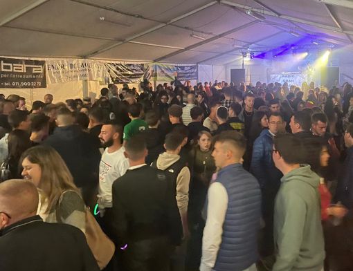 Cene in piazza e passi di danza: Cercenasco fa festa col palchetto