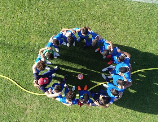 ragazzi che si abbracciano in campo ragazzi che si abbracciano in campo