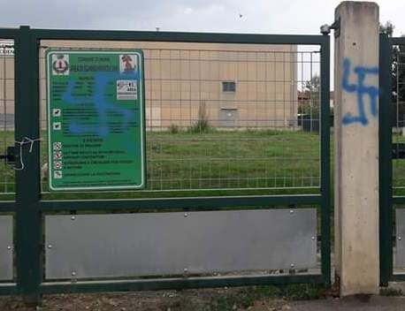 None: svastiche dipinte con lo spray su diversi luoghi pubblici None: svastiche dipinte con lo spray su diversi luoghi pubblici