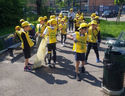 I bambini della Nasi aiutano a ripulire Moncalieri dai rifiuti