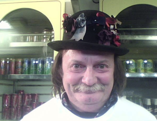 Uomo con i baffi e una bombetta in testa, sorridente Uomo con i baffi e una bombetta in testa, sorridente