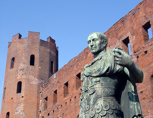 Orrida, pericolosa, ma anche piena di fascino: così gli antichi scrittori raccontavano Augusta Taurinorum Orrida, pericolosa, ma anche piena di fascino: così gli antichi scrittori raccontavano Augusta Taurinorum