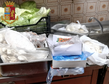 Cibi mal conservati e igiene a rischio: la polizia chiude un ristorante di proprietà cinese