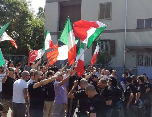 Torino, stavolta la gente scende in piazza per il campo rom di via Germagnano Torino, stavolta la gente scende in piazza per il campo rom di via Germagnano