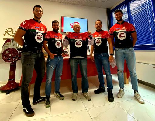 atleti di Curling con lo sponsor