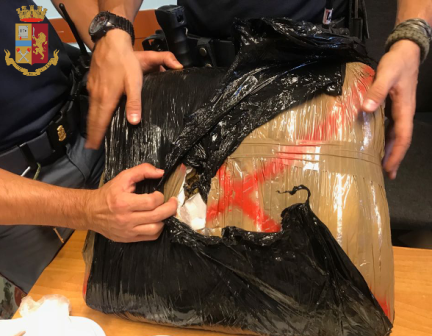 Nascondeva droga nella cantina di un parente, due arresti della Polizia a Torino