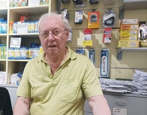 Vittorio Cazzadori nel suo negozio