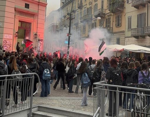 Proteste e fumogeni questa mattina all'esterno del liceo Gioberti Proteste e fumogeni questa mattina all'esterno del liceo Gioberti